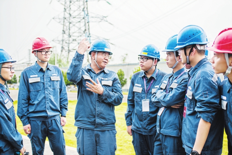 廣東電網(wǎng)東莞供電局變電管理二所檢修一班副班長(zhǎng)何滿棠：“以匠人之心，守一畝三分地”