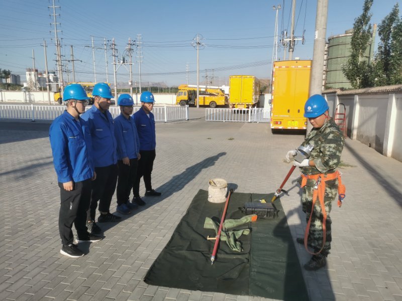 烏海電業(yè)局配電帶電作業(yè)中心：現(xiàn)場培訓(xùn)求實效，技能素質(zhì)再提升