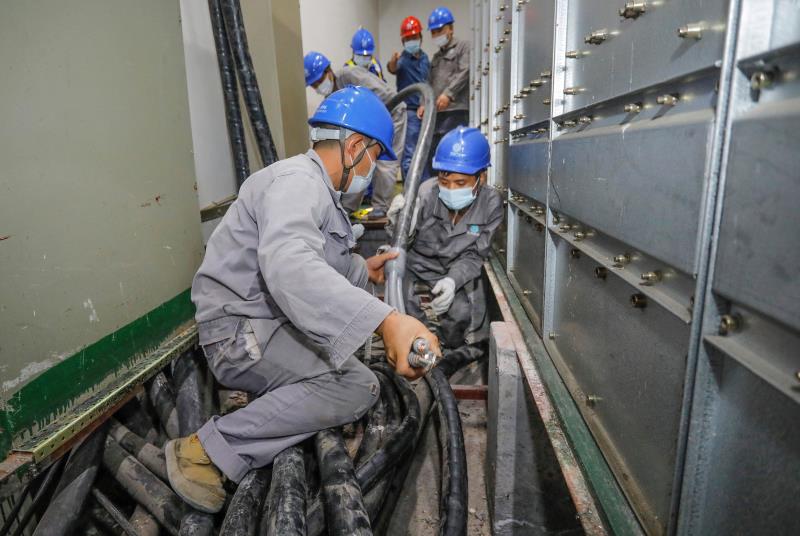 與時(shí)間賽跑，為生命加速 電力員工星夜鏖戰(zhàn)為醫(yī)院用電“增容”