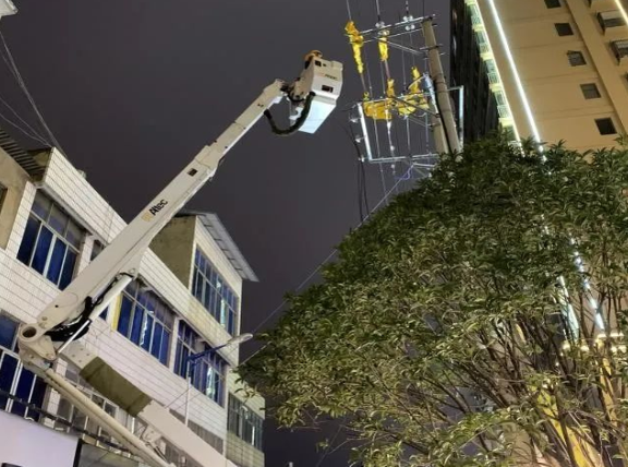 云南電網(wǎng)陸良供電局城區(qū)供電所冬夜搶修，杜絕用電隱患