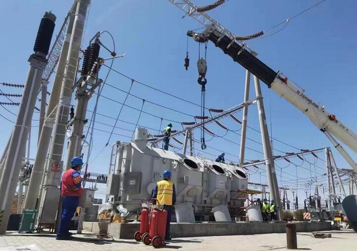 吊罩成功！主變大修工程為“綠色電”保駕護航