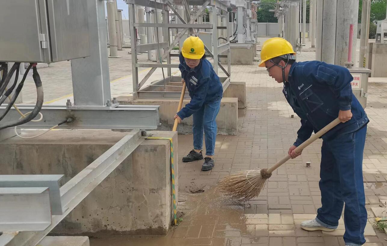 戈壁有雨，阿電人全力出擊保供電