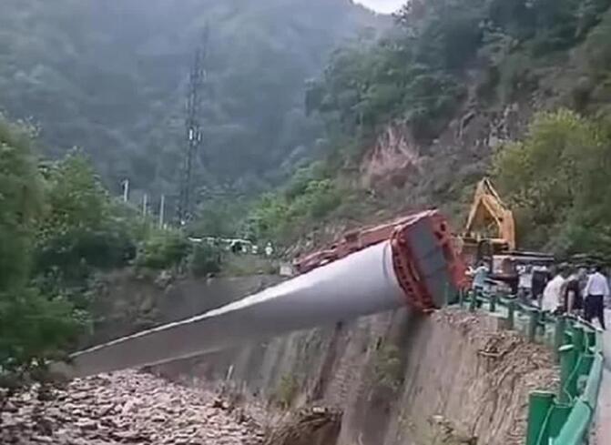 陜西寶雞隴縣：80米風(fēng)電扇葉運(yùn)輸車(chē)歪倒，正救援