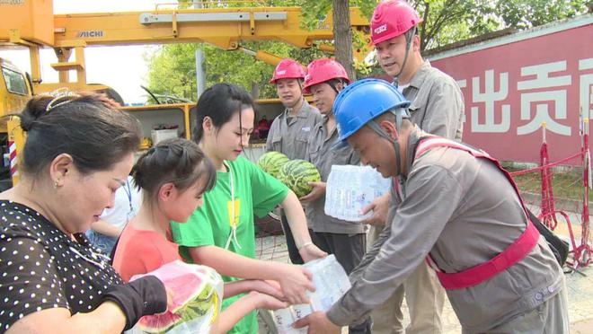 四川什邡：電力工人高溫保電忙，社區(qū)群眾熱情慰問表感謝