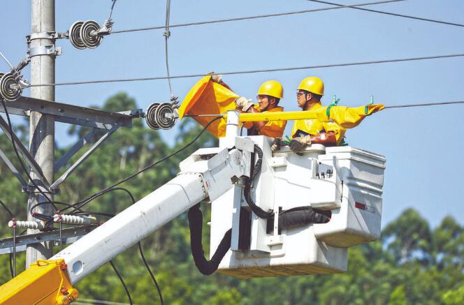 四川廣安：40攝氏度，他們帶電作業(yè)