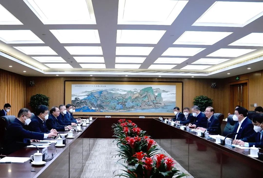 華電集團(tuán)董事長江毅、總經(jīng)理葉向東與國家電網(wǎng)董事長辛保安、總經(jīng)理張智剛舉行會(huì)談