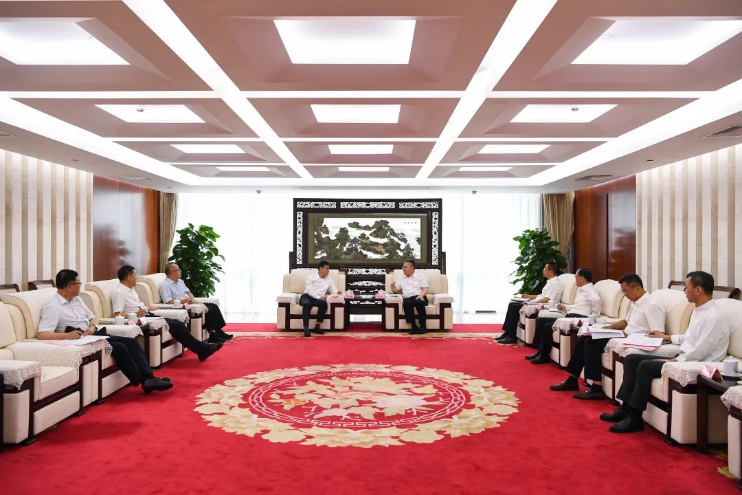 葉向東與甘肅省委常委、副省長(zhǎng)張錦剛舉行會(huì)談