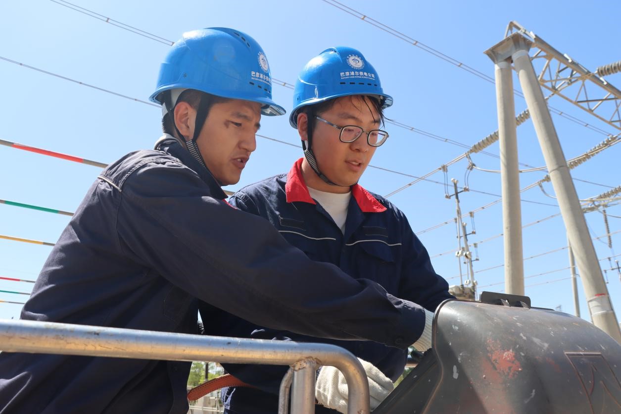 巴彥淖爾供電公司積極開展“傳幫帶”，老帶新傳接電力新時(shí)代