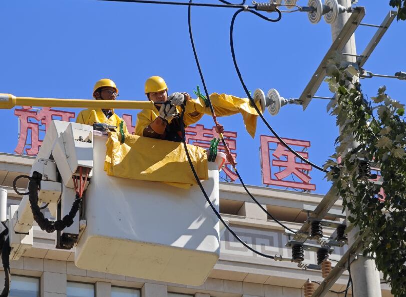 阿拉善供電公司迎夏峰帶電消缺，保醫(yī)電“汗”衛(wèi)民生