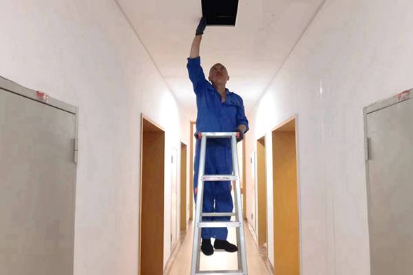 圖為物業(yè)人員利用節(jié)假日對值班宿舍電纜廊道、空調管道進行檢查和維護