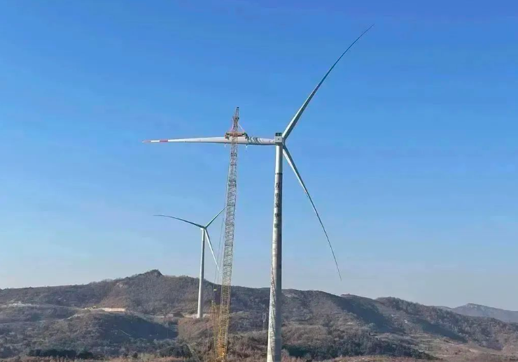 中石化起運公司營口風電項目首臺混塔圓滿吊裝！