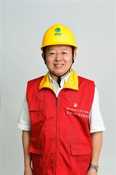 全國(guó)人大代表、國(guó)網(wǎng)浙江慈溪市供電公司客服中心社區(qū)經(jīng)理錢海軍——讓訴訟服務(wù)之光照亮千家萬戶