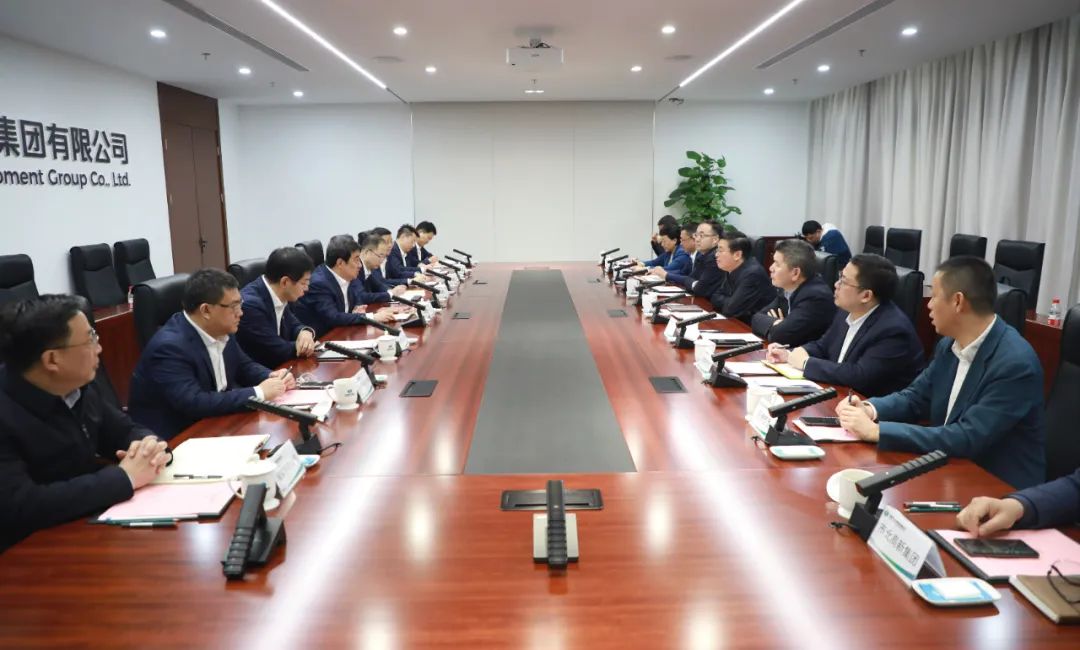 中國電氣裝備黨委書記、董事長白忠泉會見上海市靜安區(qū)委書記于勇