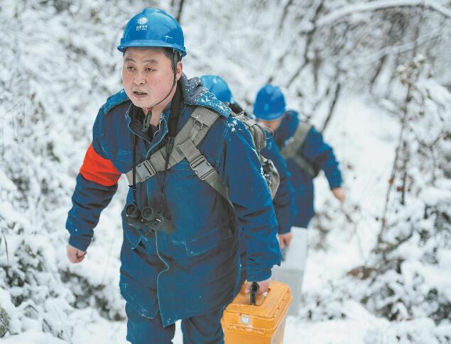 【國(guó)網(wǎng)楷?！恐芗t亮：巡行秦嶺深處 守護(hù)線路安全