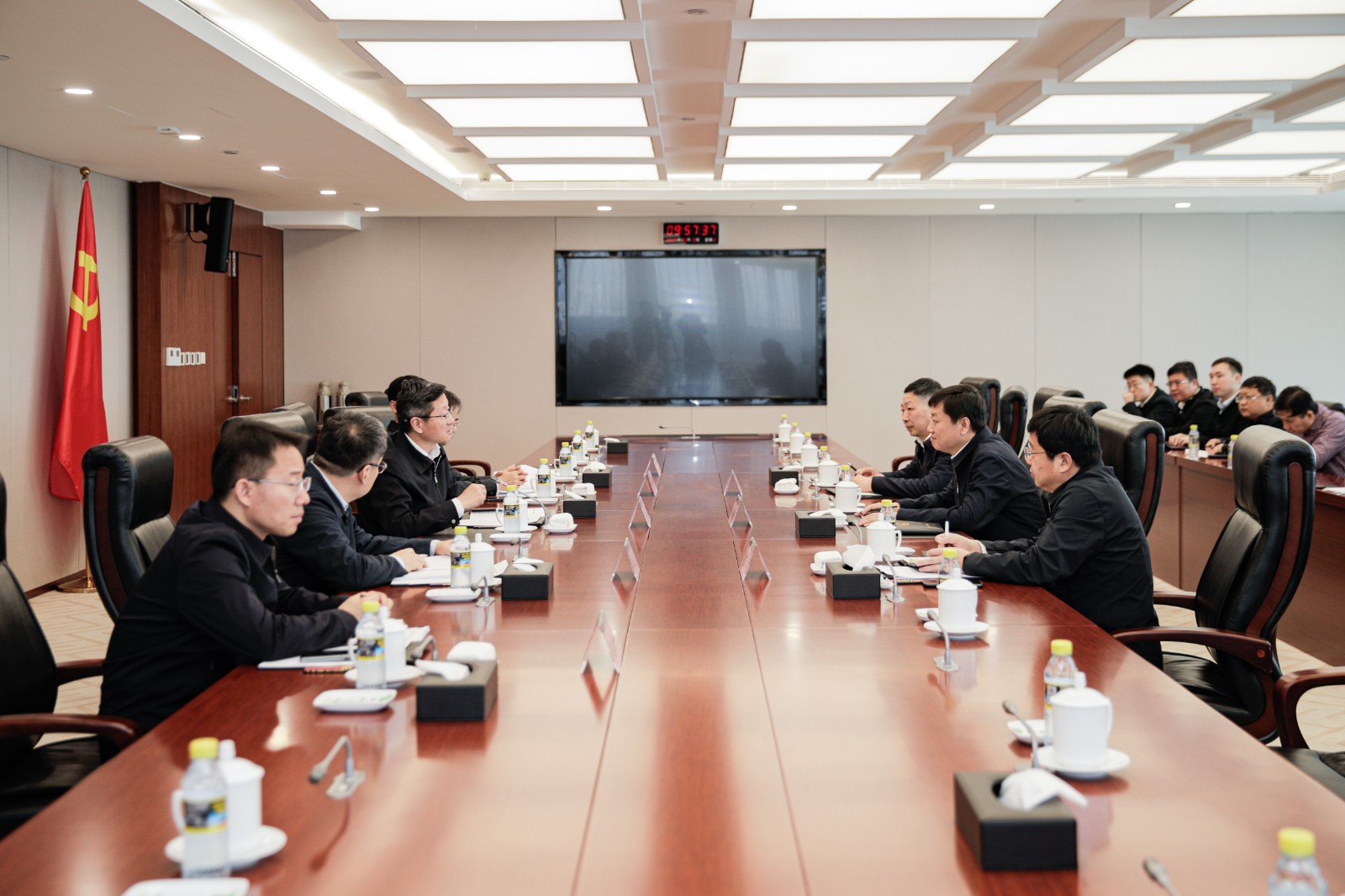 國家能源集團(tuán)總經(jīng)理、黨組副書記余兵會見衡水市委副書記、市長董曉航