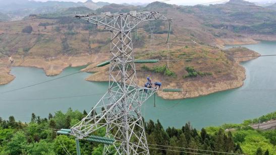 貴州興義供電局高空之上，用責任守護安全送去光明