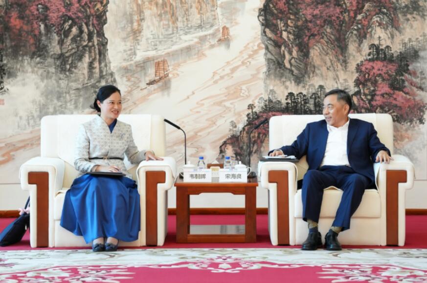 宋海良與廣西博覽局黨組書記、局長(zhǎng)韋朝暉會(huì)談