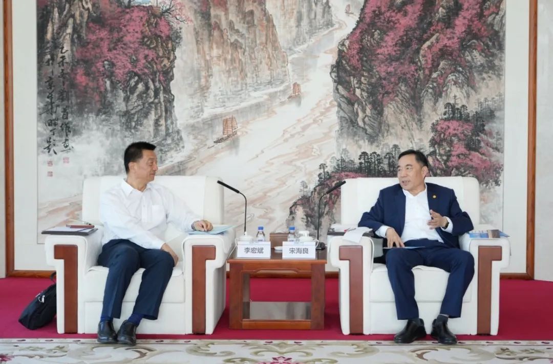 中國(guó)能建黨委書記、董事長(zhǎng)宋海良與新疆住建廳黨組書記、副廳長(zhǎng)李宏斌會(huì)談