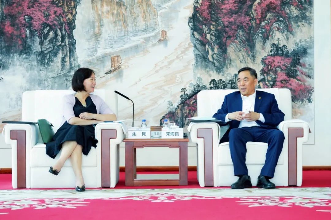 中國(guó)能建黨委書記、董事長(zhǎng)宋海良與絲路基金董事長(zhǎng)朱雋會(huì)談