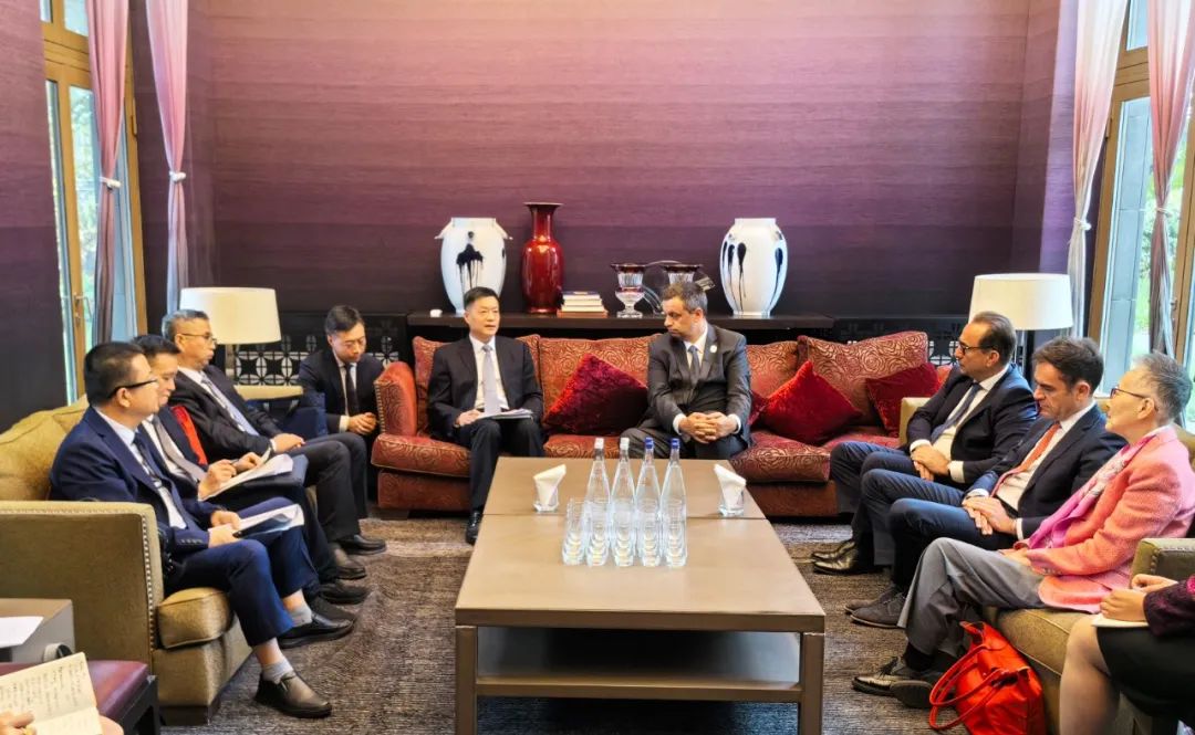 東方電氣集團(tuán)黨組書記、董事長(zhǎng)俞培根與法國(guó)電力集團(tuán)董事長(zhǎng)兼首席執(zhí)行官呂克·雷蒙會(huì)談