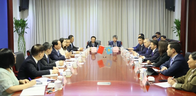 金壯龍會見哈薩克斯坦數(shù)字發(fā)展、創(chuàng)新和航空航天工業(yè)部部長扎斯蘭·馬季耶夫