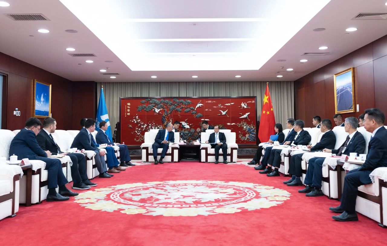 華電集團(tuán)董事長(zhǎng)、黨組書記江毅與哈薩克斯坦工業(yè)和建設(shè)部部長(zhǎng)哈納特·沙爾拉帕耶夫會(huì)談