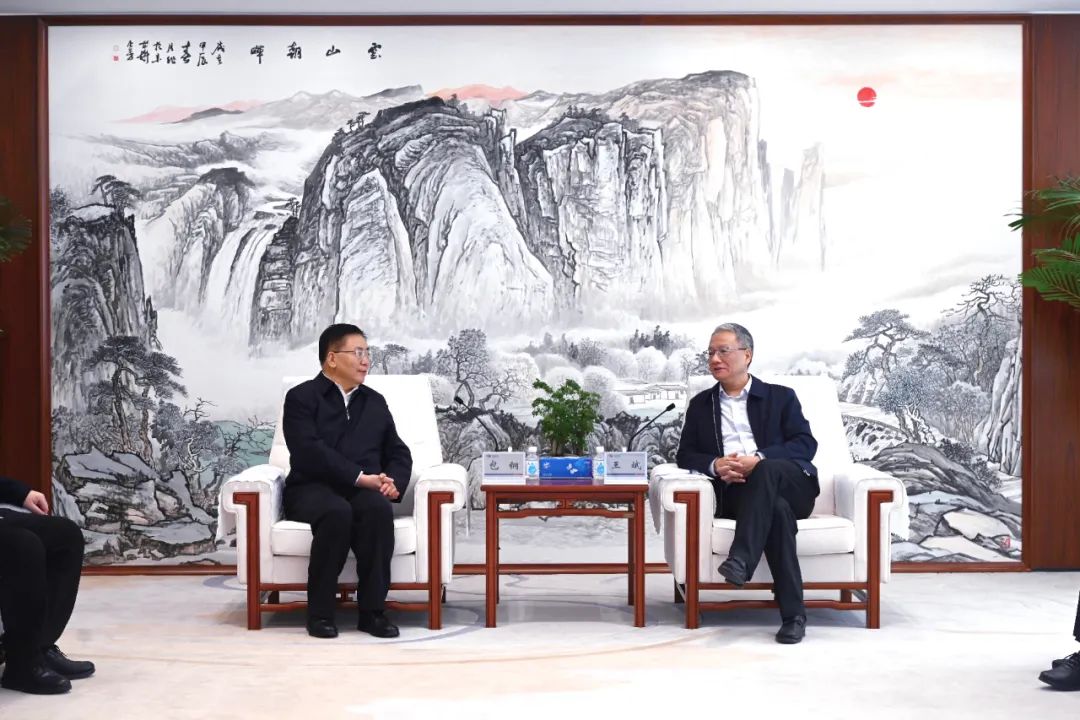 中國電建黨委副書記、總經(jīng)理王斌與內(nèi)蒙古自治區(qū)黨委常委、呼和浩特市委書記包鋼會談