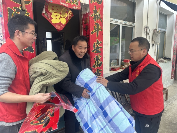 【新春走基層】走村入戶送關(guān)懷 幫扶慰問(wèn)暖民