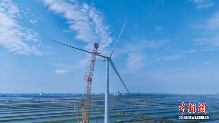 全球最大26兆瓦級海上風電機組成功吊裝